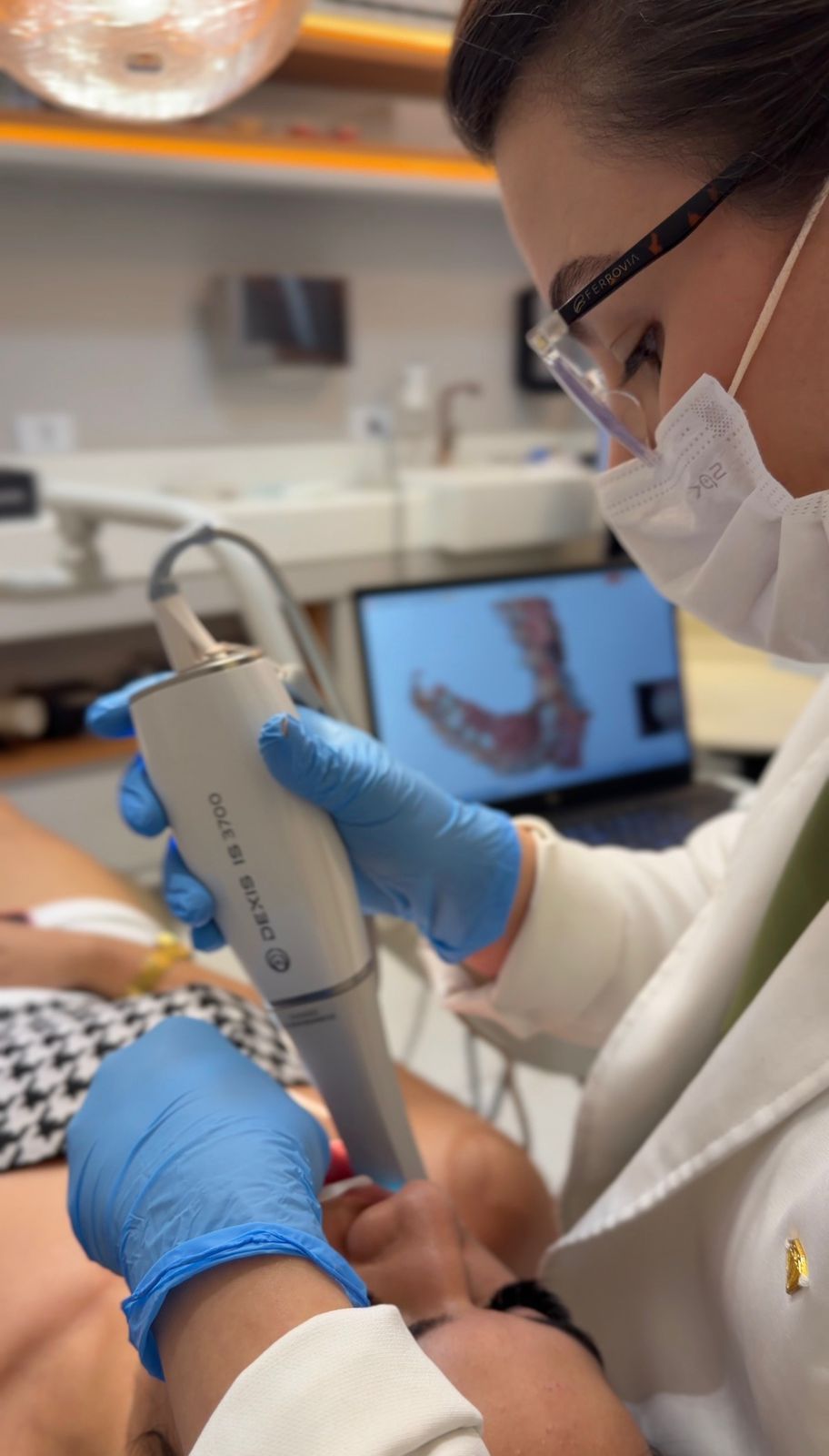 Profissional usando scanner intraoral na Sorria Sobral